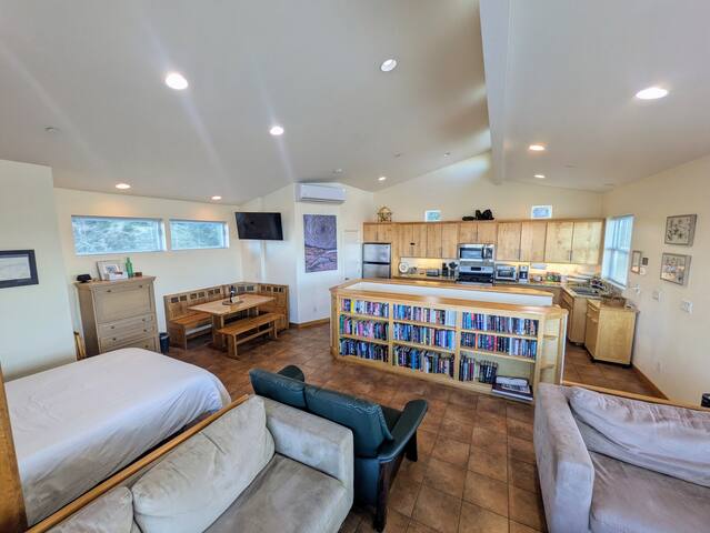 Volcan View Retreat: Sauna and Hot tub with Views!