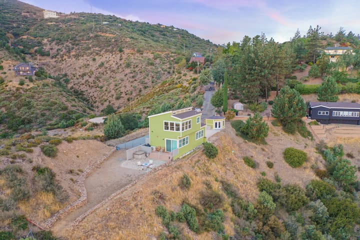 Volcan View Retreat: Sauna and Hot tub with Views!