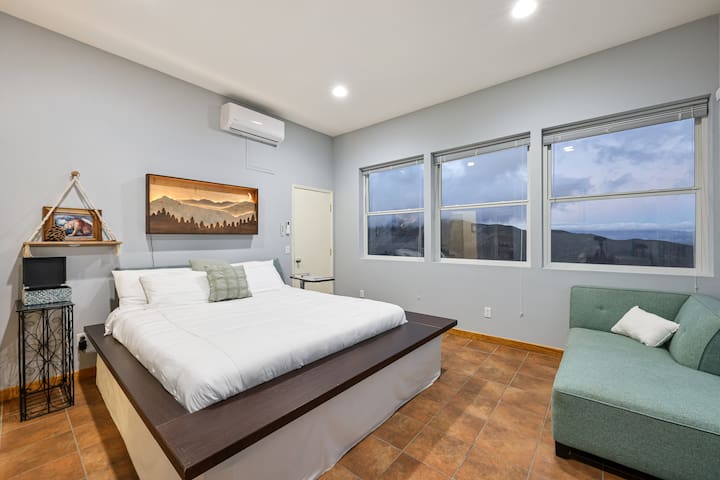 Volcan View Retreat: Sauna and Hot tub with Views!