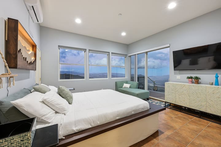 Volcan View Retreat: Sauna and Hot tub with Views!