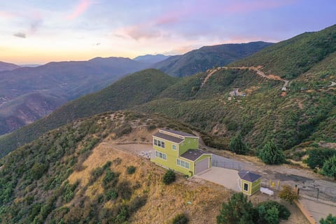 Unique Mountain Gem: Sauna ~ Hot Tub ~ Scenic View image 5