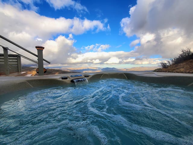 Volcan View Retreat: Sauna and Hot tub with Views!