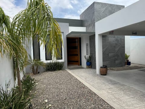 2BR/2BTH with Pool & Garage - 2 Blocks from Beach!