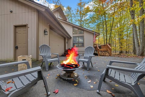 Gather around the cozy fire pit and let its warm glow embrace you as you create lasting memories with loved ones. ✨ #CozyNights #FamilyBonding #CherishedMoments