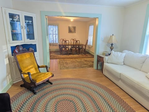 Spacious & Cozy Ground Floor 2/3 Bed private suite 5 minutes walk to the Bridge of Flowers
