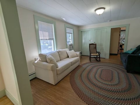Spacious & Cozy Ground Floor 2/3 Bed private suite 5 minutes walk to the Bridge of Flowers