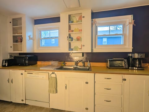 Spacious & Cozy Ground Floor 2/3 Bed private suite 5 minutes walk to the Bridge of Flowers