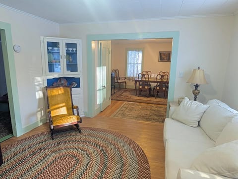 Spacious & Cozy Ground Floor 2/3 Bed private suite 5 minutes walk to the Bridge of Flowers