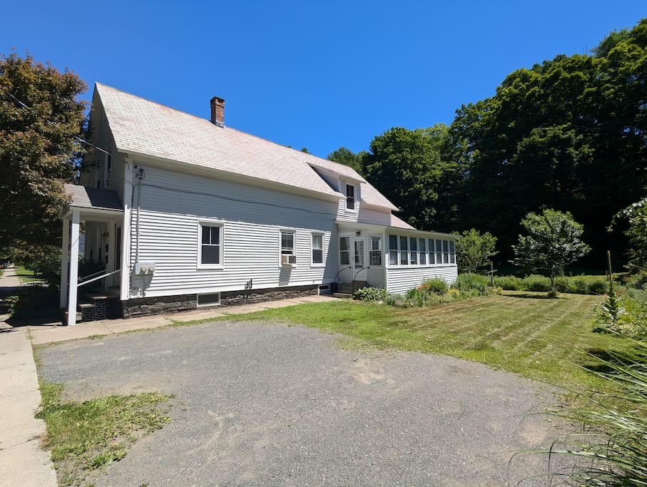Spacious & Cozy Ground Floor 2/3 Bed private suite 5 minutes walk to the Bridge of Flowers - Shelburne Falls