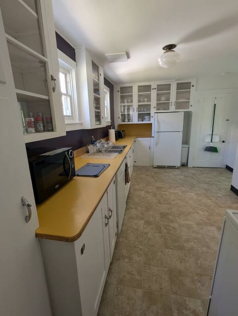 Spacious & Cozy Ground Floor 2/3 Bed private suite 5 minutes walk to the Bridge of Flowers