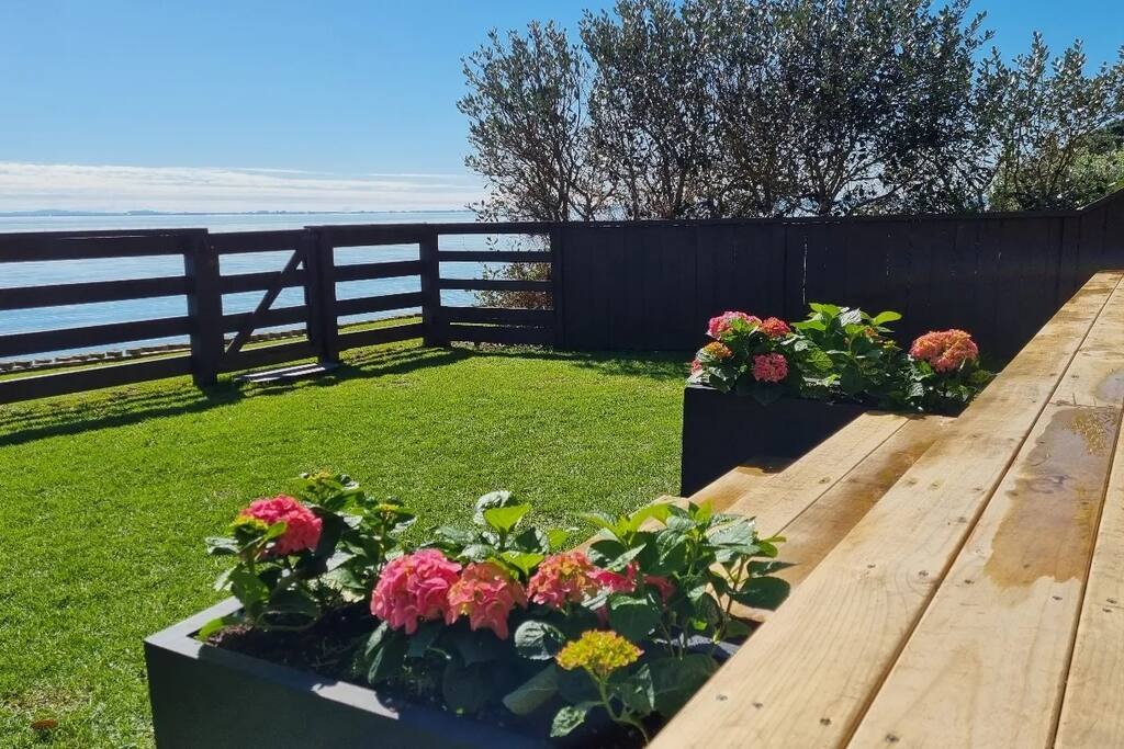 Fully fenced property, relax on the deck, lie and watch the world go by...
