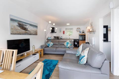 Lounge with sea views. Leather sofas. Smart HD 42” TV. WiFi.
