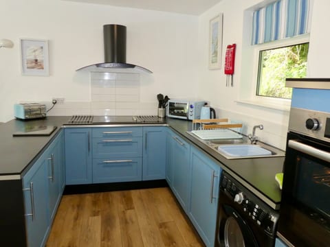 Fully fitted kitchen. Washer/ dryer, fridge, freezer, dishwasher