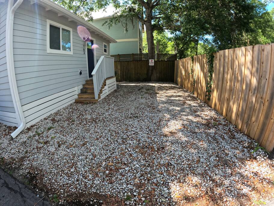 Private Parking area. 1 Vehicle Private Parking area. 1 Vehicle - Steps to Trolley #11, Tesla Charger, Walk Downtown - St. Augustine