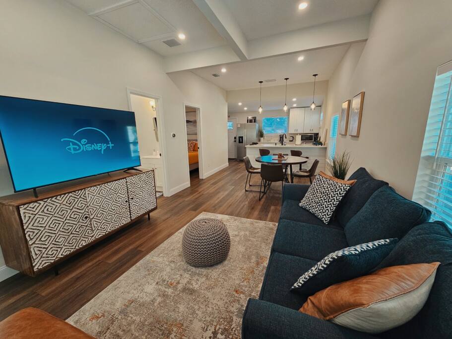 Living Room Living Room - Steps to Trolley #11, Tesla Charger, Walk Downtown - St. Augustine
