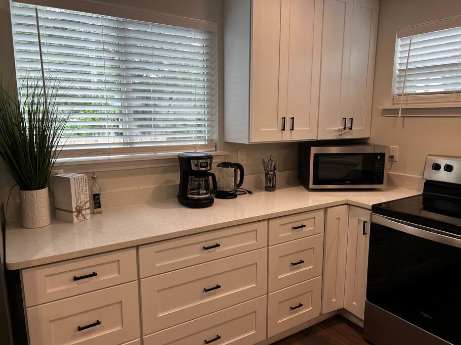 Kitchen Kitchen - Steps to Trolley #11, Tesla Charger, Walk Downtown - St. Augustine