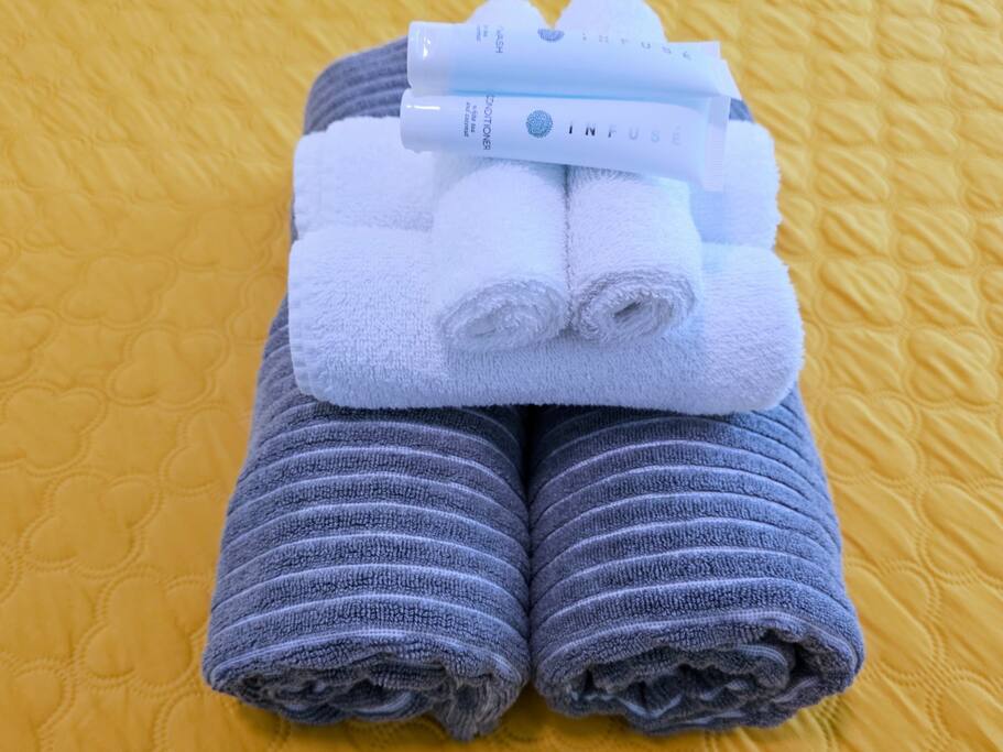 Towels, Body lotion, Shampoo, Conditioner Towels, Body lotion, Shampoo, Conditioner - Steps to Trolley #11, Tesla Charger, Walk Downtown - St. Augustine