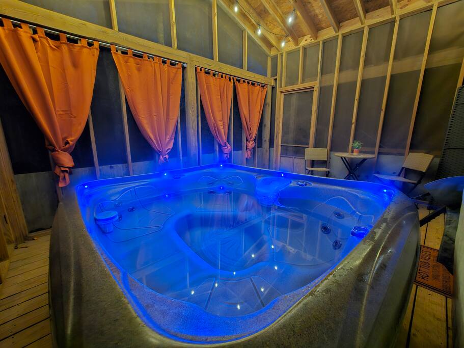 Cozy Cabin: Hot Tub, Fast 500Mbps Wi-Fi, Fireplace