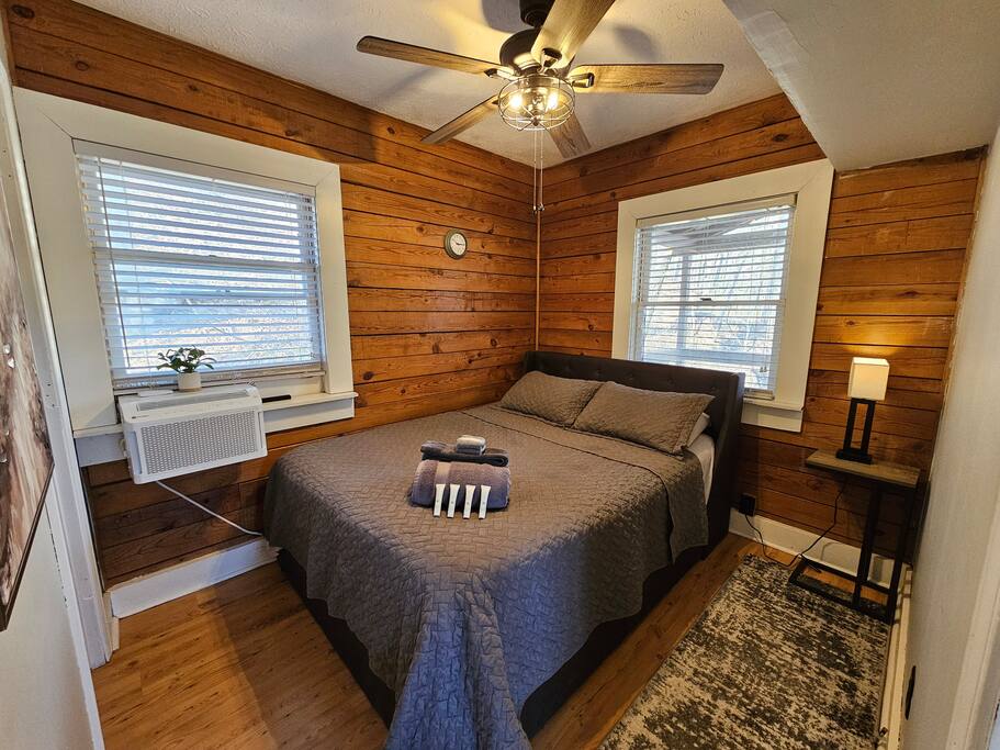 Cozy Cabin: Hot Tub, Fast 500Mbps Wi-Fi, Fireplace