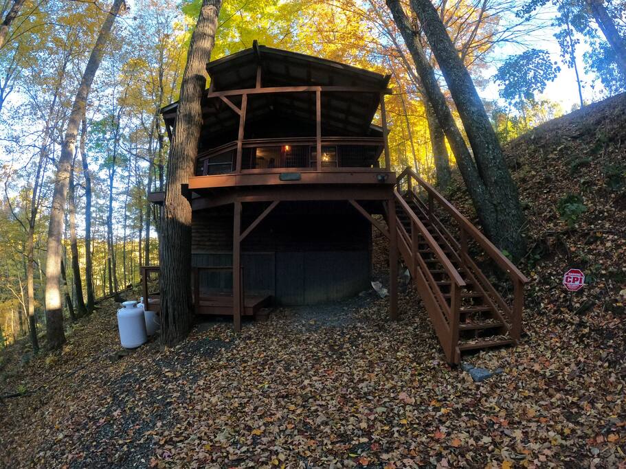 Cozy Cabin: Hot Tub, Fast 500Mbps Wi-Fi, Fireplace