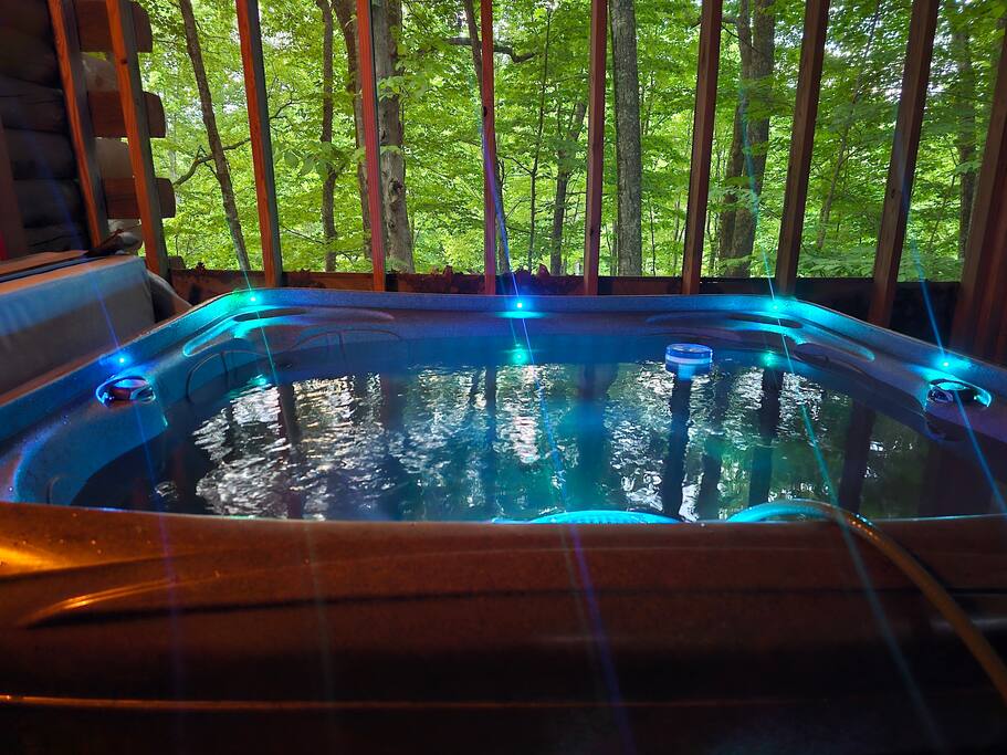 Cozy Cabin: Hot Tub, Fast 500Mbps Wi-Fi, Fireplace