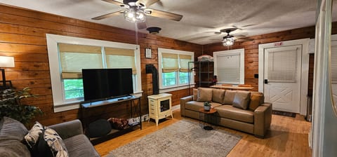 Fall foliage cabin: hot tub + EV charger + 500Mbps