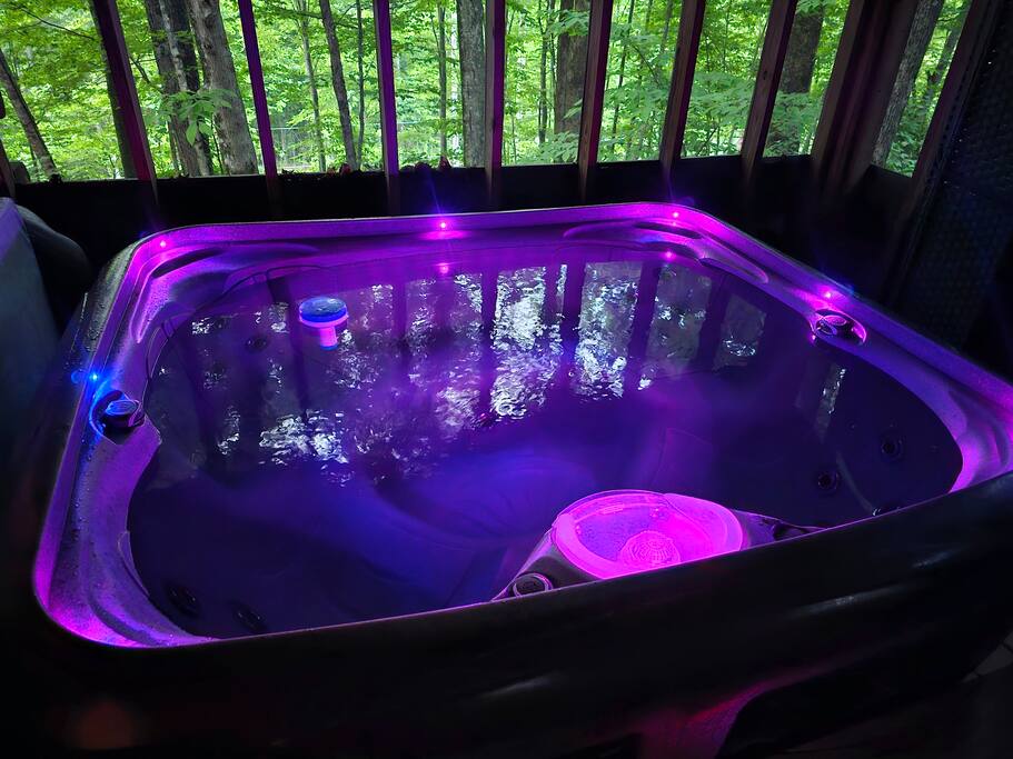 Cozy Cabin: Hot Tub, Fast 500Mbps Wi-Fi, Fireplace - Mars Hill Cozy Cabin: Hot Tub, Fast 500Mbps Wi-Fi, Fireplace - Mars Hill