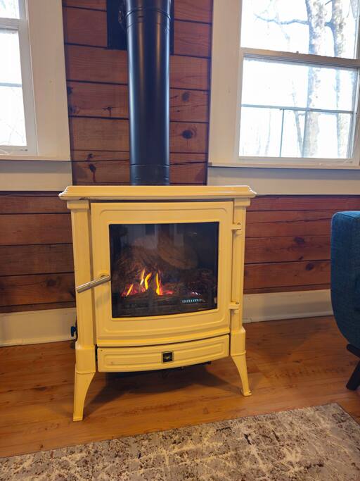 Cozy Cabin: Hot Tub, Fast 500Mbps Wi-Fi, Fireplace