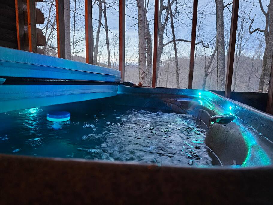 Cozy Cabin: Hot Tub, Fast 500Mbps Wi-Fi, Fireplace