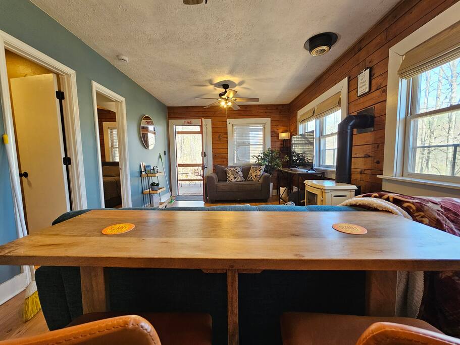 Cozy Cabin: Hot Tub, Fast 500Mbps Wi-Fi, Fireplace