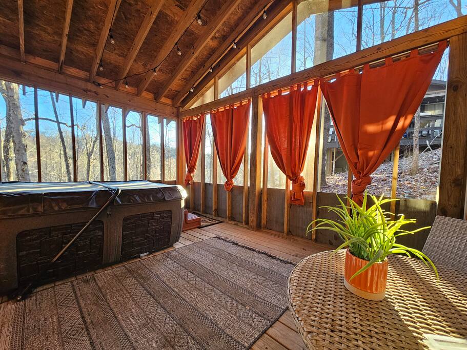 Cozy Cabin: Hot Tub, Fast 500Mbps Wi-Fi, Fireplace - Mars Hill Cozy Cabin: Hot Tub, Fast 500Mbps Wi-Fi, Fireplace - Mars Hill