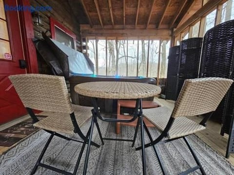 Summer Couples Getaway: EV Charger + Hot Tub