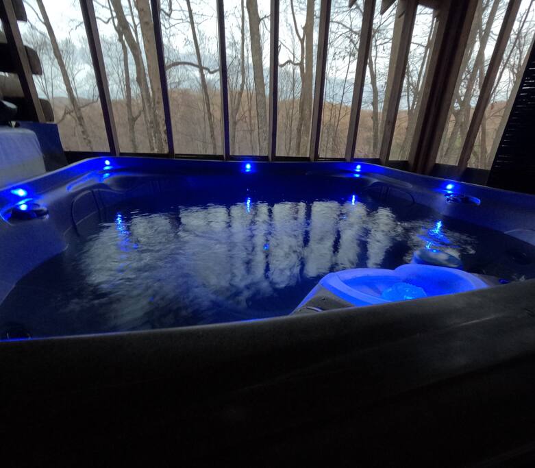 Cozy Cabin: Hot Tub, Fast 500Mbps Wi-Fi, Fireplace