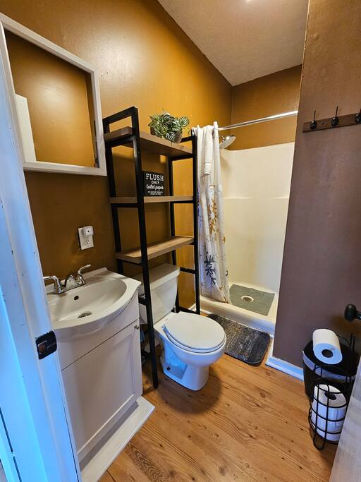 Cozy Cabin: Hot Tub, Fast 500Mbps Wi-Fi, Fireplace - Mars Hill Cozy Cabin: Hot Tub, Fast 500Mbps Wi-Fi, Fireplace - Mars Hill