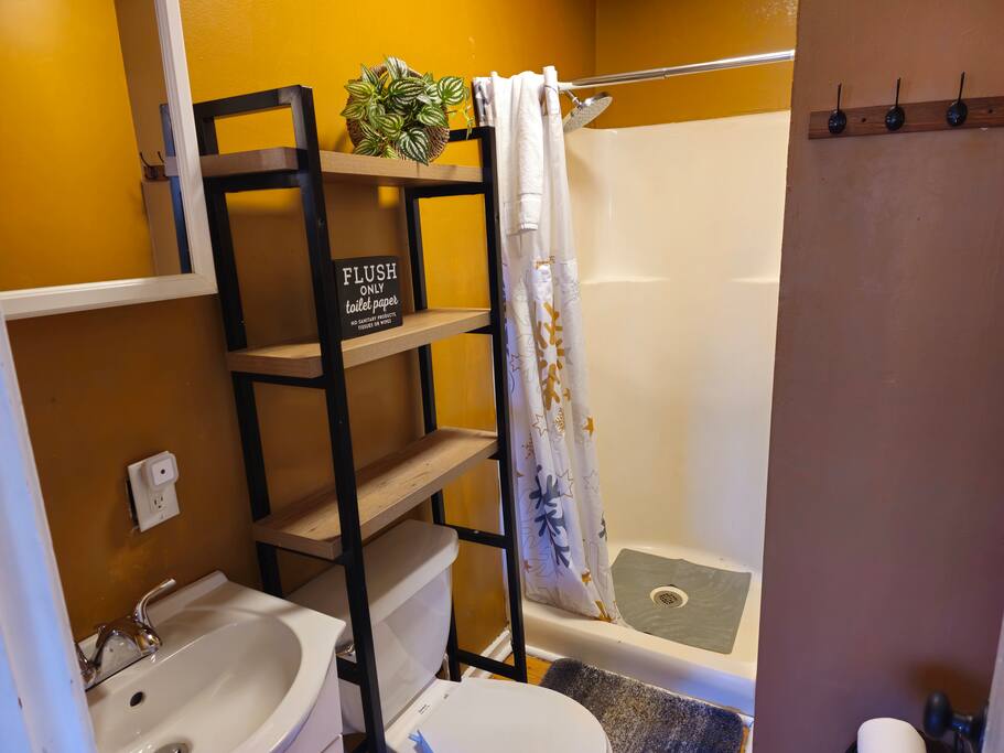 Cozy Cabin: Hot Tub, Fast 500Mbps Wi-Fi, Fireplace - Mars Hill Cozy Cabin: Hot Tub, Fast 500Mbps Wi-Fi, Fireplace - Mars Hill