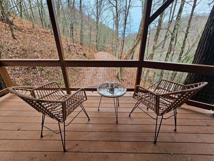 Cozy Cabin: Hot Tub, Fast 500Mbps Wi-Fi, Fireplace
