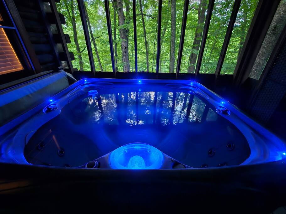Cozy Cabin: Hot Tub, Fast 500Mbps Wi-Fi, Fireplace - Mars Hill Cozy Cabin: Hot Tub, Fast 500Mbps Wi-Fi, Fireplace - Mars Hill