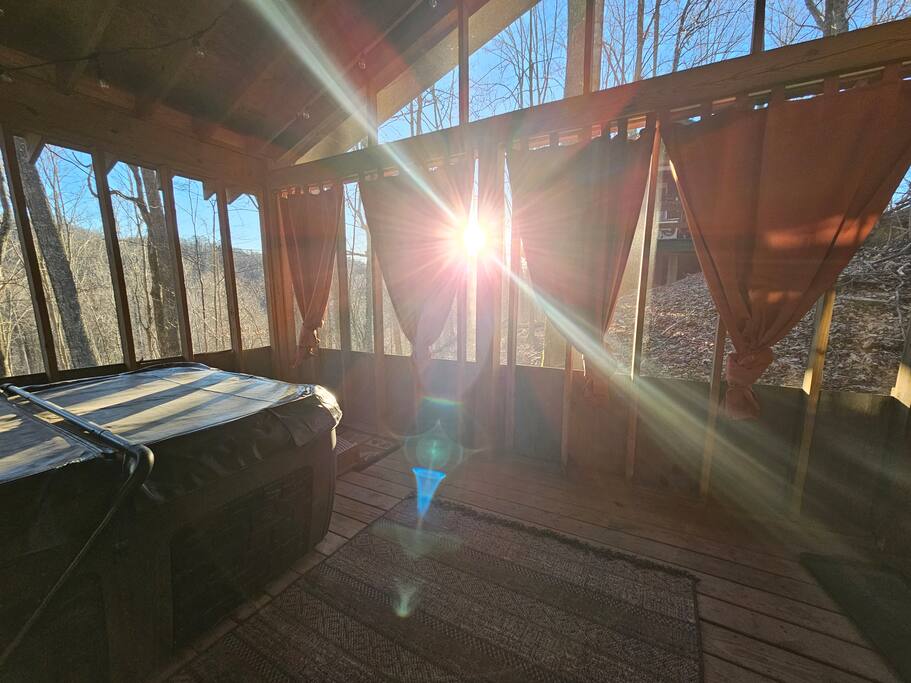 Cozy Cabin: Hot Tub, Fast 500Mbps Wi-Fi, Fireplace - Mars Hill Cozy Cabin: Hot Tub, Fast 500Mbps Wi-Fi, Fireplace - Mars Hill