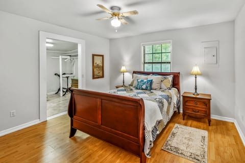 Primary bedroom with queen bed - comfortable bedding!