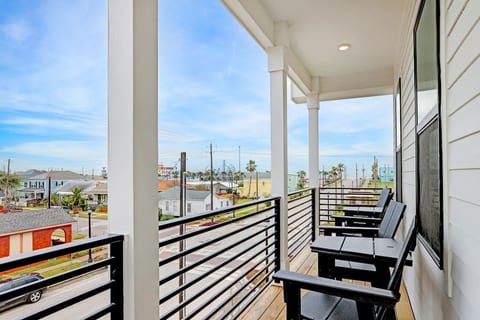 Enjoy gulf views from two levels of balconies! Incredible views of the Historic Pleasure Pier. To the north, you’ll see cruise ships at port. Enjoy the sunrise with a cup of coffee while lounging on the Polywood chairs. Night owl? Cocktails work too!