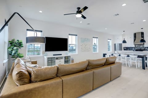 You and your guests will enjoy modern beach luxury in this open concept floor plan. Numerous large windows allow abundant natural light and gulf, park, and Pleasure Pier views.