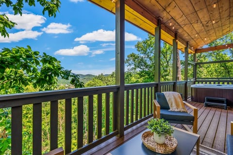 NEW Cabin Sleeps 12+Loft Basketball Pool Jacuzzi