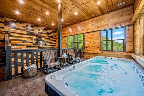 NEW Cabin Sleeps 12+Loft Basketball Pool Jacuzzi