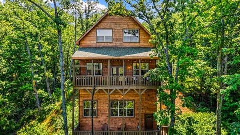 NEW Cabin Sleeps 12+Loft Basketball Pool Jacuzzi