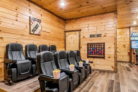 NEW Cabin Sleeps 12+Loft Basketball Pool Jacuzzi