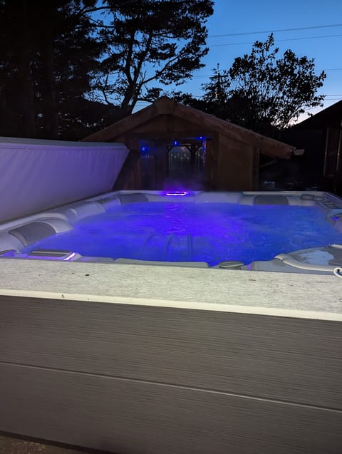 Saltwater tub with interior lights