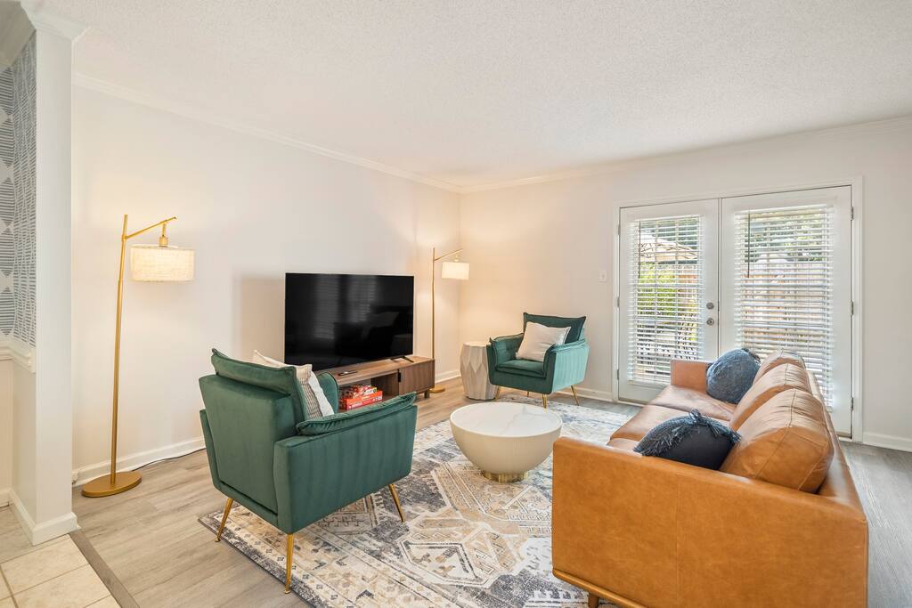 Cozy& Comfy  | Lenovo15mins | King bed | BackPatio