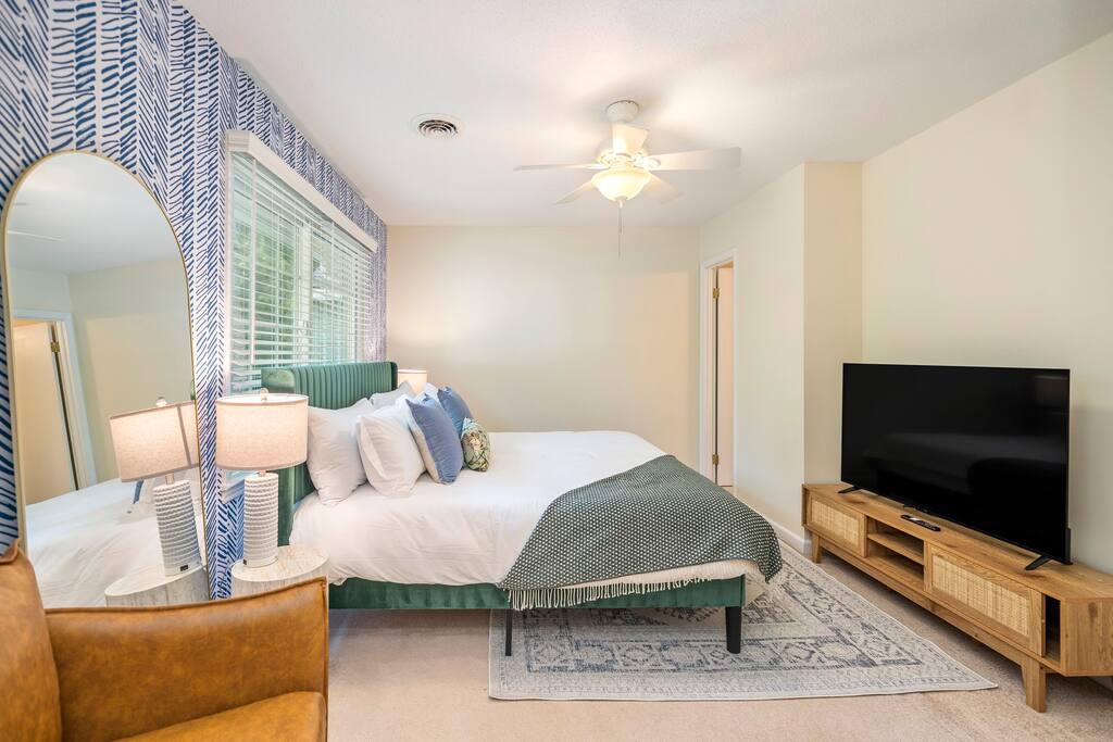 Cozy& Comfy  | Lenovo15mins | King bed | BackPatio