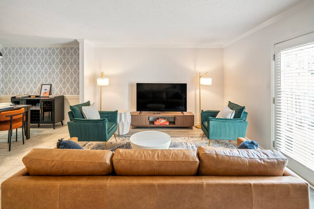 Cozy& Comfy  | Lenovo15mins | King bed | BackPatio