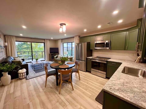 Quiet GT Resort Condo-Great Views & Full Kitchen
